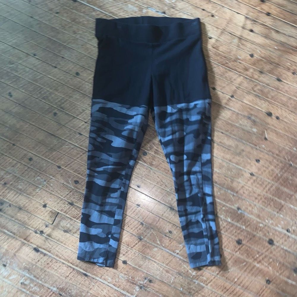 Torrid 00/M camo & black cropped Athleisure leggings